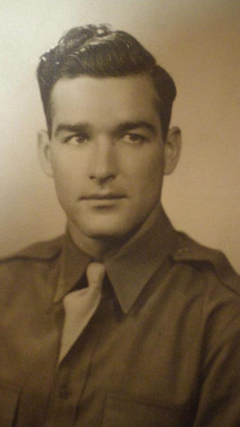 A photo of a handsome 1950s soldier recently went viral—but our readers have some dreamy relatives of their own! 1940s Wartime, Photos Of Men, Zombie Prom, Male Faces, Ww2 Soldiers, Vintage Gentleman, Old Portraits, My Uncle, Call Of Cthulhu