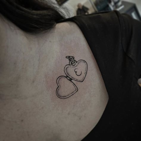 Puzderko 🩶 #hearttattoo #smalltattoo #smalltattoosforgirls #heart #jewelry #jewelerytattoo #pendant #heartpendant #pendanttattoo #simplytattoo #delicatetattoo #blacktattoo #tattoo #ktosieniedziaratenfujara #puzderko Heart Jewelry, Pendant