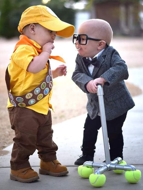 they are so awesome (49 images) Twin Costumes, Sibling Costume, Twin Halloween, Twin Halloween Costumes, Costume Disney, Baby Kostüm, Clever Halloween Costumes, Hallowen Costume, Disney Up