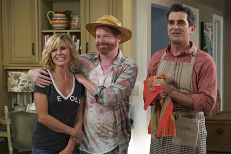 Pin for Later: Modern Family: Check Out All the Pictures From the Season 7 Premiere High School Couples, Where We Left Off, Peyton Clark, Fab Five, Fall Shows, Amy Schumer, Abc Tv, Mid Life Crisis, Liam Hemsworth