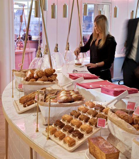 PARIS - La Pâtisserie des Rêves & Friends de Philippe Conticini s'installe au BHV Marais Boutique Patisserie, Bakery Aesthetic, Patisserie Fine, Bakery Store, Bakery Interior, Bakery Design Interior, Coffee Shops Interior, Coffee Shop Design, Bakery Shop