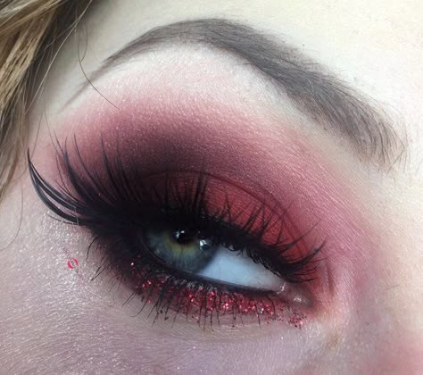 Red And Black Homecoming Makeup, Makeup Red Looks, Burgundy Make Up Looks, Dark Red And Black Makeup, Black And Red Smokey Eye Makeup, Dark Red Smokey Eye, Black And Red Makeup Looks, 2000s Grunge Makeup, Red And Black Eyeshadow