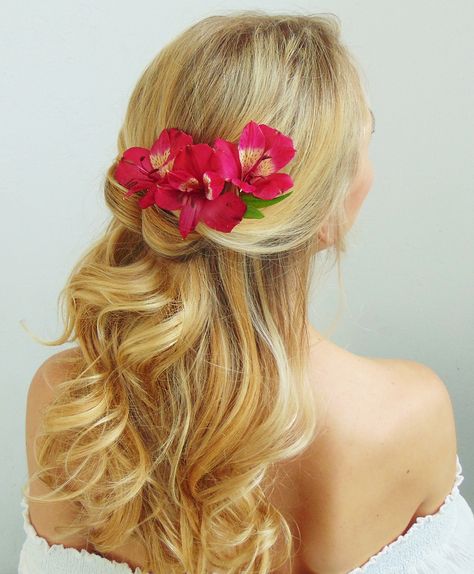 Tropical Wedding Hairstyles, Hawaii Wedding Hair, Wedding Makeup For Fair Skin, Tropical Hairstyles, Makeup For Fair Skin, Office Hair, Hawaii Photoshoot, Hawaii Hair, Belize Wedding