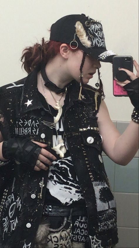 Punk Vest Ideas, Punk Vest Outfit, Anarchist Outfit, Battle Jacket Outfit, Battle Vest Outfit, Folk Punk Outfit, Crust Punk Style, Hobo Outfit, Punk Hats