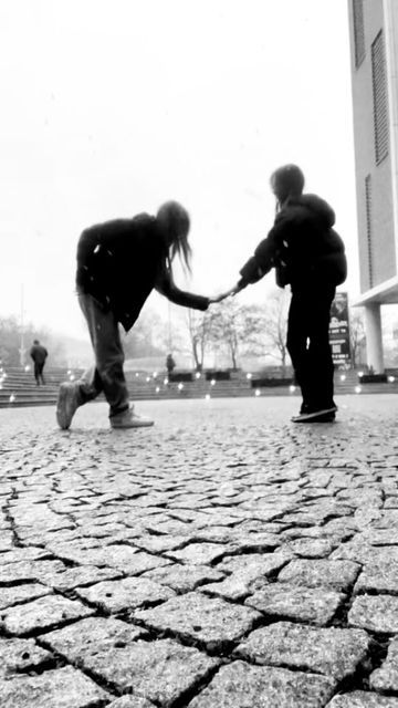 Dancing In The Snow Aesthetic, Couples In The Snow Aesthetic, Snowman Dance, Snowman Challenge, Dancing In The Snow Couple, Couple Dance In Snow, Dancing In The Snow, Trend Dance, Snowman Songs