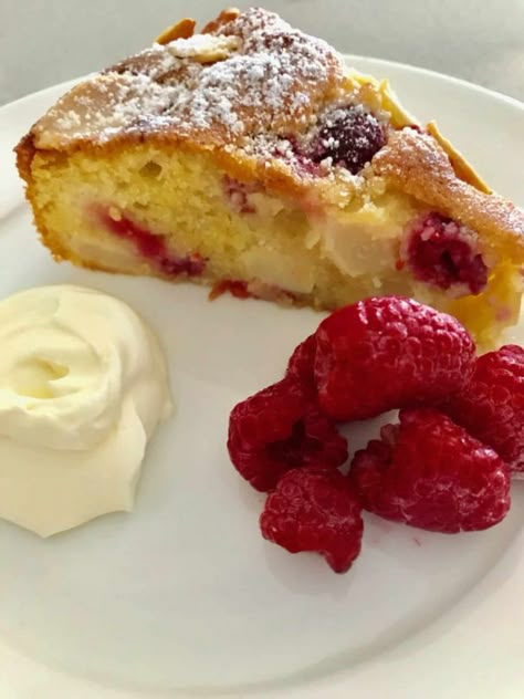 Cake Recipes Banana, Cake Recipes Gluten Free, Pear Cake Recipes, Glutenfri Baking, Complicated Recipes, Gluten Free Cake Recipe, Raspberry Recipes, Raspberry Cake, Gluten Free Sweet