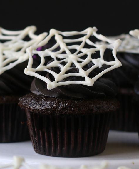 Learn how easy it is to make these spiderweb cupcakes for Halloween! Grab some white chocolate candy melts and a piping and let's go! Spiderweb Cupcakes, Easy Cupcakes Decoration, Cupcake Videos, White Chocolate Candy, Ganache Frosting, Cupcake Decorating Tips, White Choc, Holiday Cupcakes, Chocolate Candy Melts