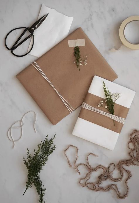 Christmas Wrapping Kraft Paper, Beige Wrapping Paper, Minimalist Christmas Gift Wrapping, Parchment Paper Gift Wrapping, White Kraft Paper Wrapping, Brown Paper Bag Wrapping, Natural Christmas Wrapping Ideas, Minimalist Wrapping Ideas, Kraft Gift Wrapping