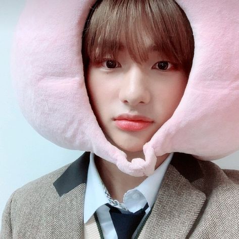 Pink Hyunjin, Hyunjin Bubble, Hyunjin Pics, Hyunjin And In, Drama Queens, Kids Icon, Cute Friends, Kpop Boy, Hwang Hyunjin