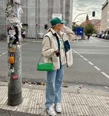 Trending: New Balance 550 Sneakers | Fashion Cognoscente Green Bag Outfit, Broadway Outfit, Sofia Coelho, Green New Balance, Sneaker New Balance, Outfits New York, New Balance Outfit, New York Outfits, Cap Outfit