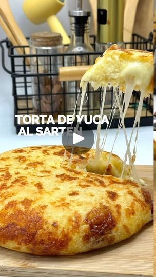 13K views · 13K reactions | TORTA DE YUCA 
Fácil, rápida y deliciosa 
No se imaginan la combinación sabe a pandebono.

INGREDIENTES: 
Yuca 
Queso mozarella 
1 huevo 
Sal 

Queda demasiado deli y es perfecta para desayunos , snack ó  Loncheras ❤️🫶🏻🤗 | Vanessa Erazo | Coach en habitos saludables | Mon Rovîa · crooked the road. 10k Views, Casserole Recipes, No Se, The Road, Easy Meals