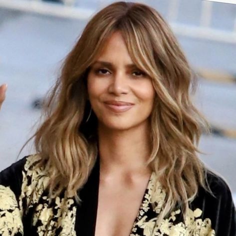 Cute Haircuts, Halle Berry, Medium Hair, Halle, Hair Goals, Cute Hairstyles, Mid Length, Medium Hair Styles, Berry