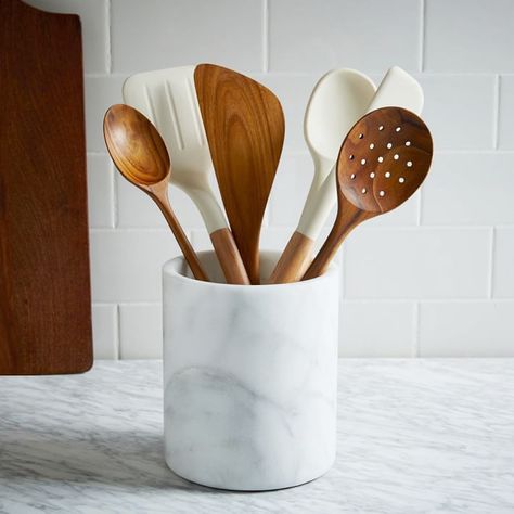 White Marble Kitchen, Kitchen Decor Inspiration, Kitchen Tool Set, Basic Kitchen, Kitchen Utensil Holder, Tidy Kitchen, Wooden Utensils, Kitchen Marble, Interior Modern