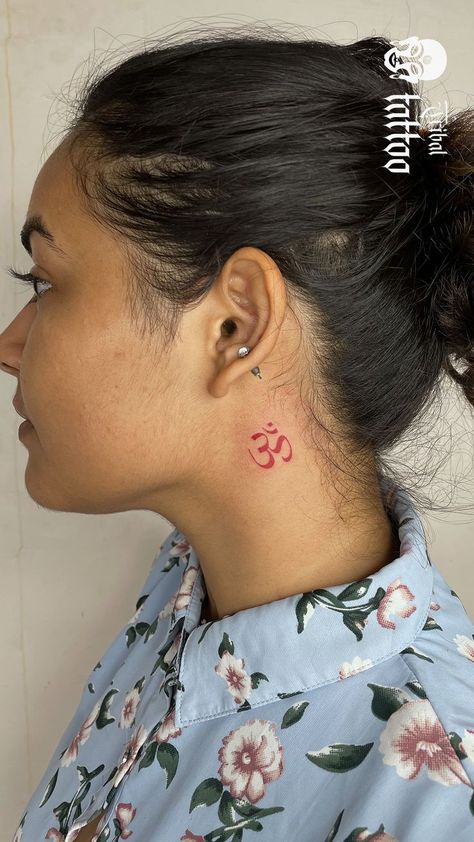 Tiny Tattoo Spiritual, Ohm Tattoo Behind Ear, Hindu Om Tattoo, Om Face Tat, Om Neck Tattoos Women, Om Neck Tattoo Men, Om Tattoo Behind Ear, Om Tattoo Neck, Om Tattoo On Neck