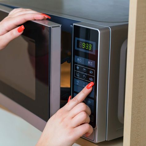 99% of Your Microwave Settings Are Phony How To Reheat Tamales, Natural Oven Cleaner, Microwave Repair, Micro Oven, Oven Repair, Sugar Free Brownies, Gluten Free Buns, Oven Cleaner, Microwave Cooking