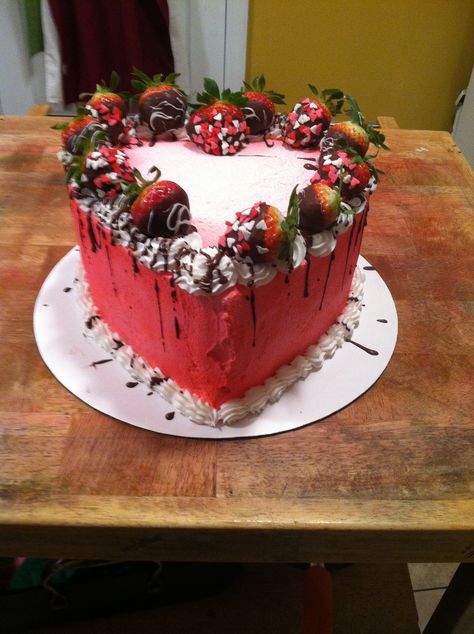 Chocolate covered strawberry heart cake Heart Shape Cake With Strawberries, Heart Cake With Chocolate Covered Strawberries, Heart Cake With Strawberries, Strawberry Heart Cake, Strawberry Cake Decorations, Cake Decorating For Kids, Heart Cake Design, Valentines Desserts, Heart Shaped Cake Pan