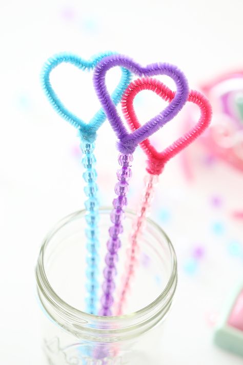 Pipe Cleaner Crafts For Kids Valentines, Princess Camp Crafts, Pipe Cleaner Bubble Wands, Pipe Cleaner Crown Diy, Diy Princess Wand, Bubble Wands Diy, Pipe Cleaner Valentines, Girly Crafts For Kids, Easy Pipe Cleaner Crafts For Kids