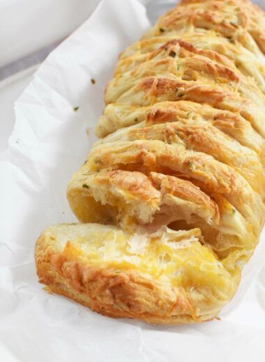 Easy Cheesy Pull-Apart Garlic Bread (Made with Biscuit Dough) Pull Apart Recipes, Garlic Monkey Bread, Pull Apart Cheese Bread, Cheese Pull Apart, Pull Apart Garlic Bread, Canned Biscuit, Cheesy Pull Apart Bread, Bubble Bread, Bread Pull Apart Recipes