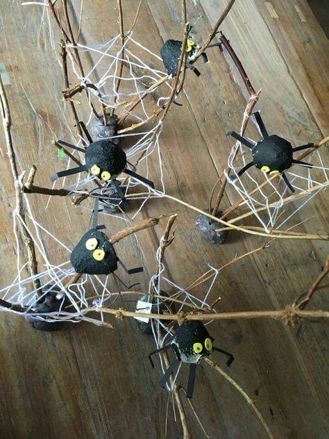 Spider Activities, Spider Theme, Insect Crafts, Spider Crafts, Halloween Crafts For Toddlers, Fall Art Projects, Halloween Preschool, Adornos Halloween, Elementary Art Projects