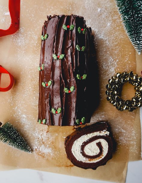 Chocolate and Vanilla Mascarpone Yule Log – Break or Bake Marscapone Cream, Yule Log Cake Recipe, Yule Log Recipe, Perfect Christmas Dessert, Christmas Yule Log, Chocolate Yule Log, Yule Log Cake, Photoshoot Creative, Winter Cooking