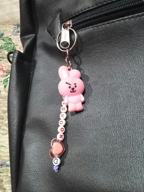 Cooky Keychain Bt21, Bt21 Keychain, Rave Kandi Ideas, Mochila Kpop, Cooky Bt21, Bts Bag, Diy Keyring, Backpack Keychains, Bts Merch