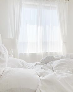 White Aesthetic Bedroom Ideas Cozy, Clean Aesthetic White, All White Aesthetic, In Bed Aesthetic, White Hour, White Spaces, All White Bedroom, White Interiors, White Books