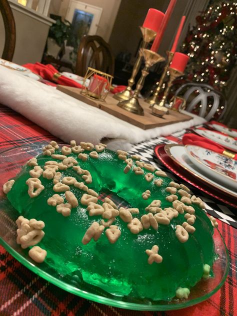 Griswalds Christmas Party Food, Christmas Vacation Cake, Grizwald Christmas, Christmas Vacation Meme, Aunt Bethany, Christmas Vacation House, Movies Food, Christmas Vacation Party, Green Jello