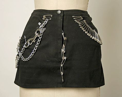 Diy Alternative Clothes, Safety Pin Skirt, Skirt With Chains, Punk Fashion Diy, Punk Skirt, Stephen Sprouse, Kleidung Diy, Costume Institute, Ropa Diy