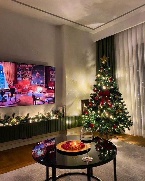 Small Christmas Tree Ideas Living Rooms, Glamorous Christmas Tree, Small Christmas Trees Decorated, Christmas Tree Inspo, Glamorous Christmas, Pretty Christmas Decorations, Christmas Decorations Apartment, Christmas Dreaming, Christmas Apartment