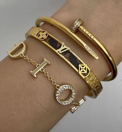 Dreamy Accessories, Bracelets Stack, Dior Gold, Preppy Jewelry, Handbag Essentials, Luxe Jewelry, Dior Jewelry, Jewelry Accessories Ideas, Bracelet Men