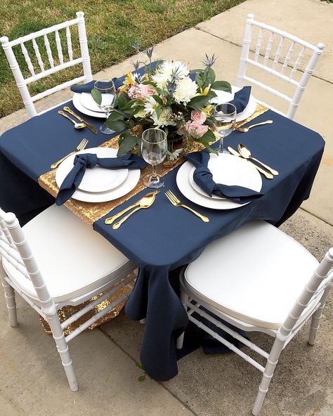 Navy Gold Table Setting, Ideas Para Decorar Bodas En Salon, Navy And Gold Wedding, Navy Gold Wedding, Navy Blue And Gold Wedding, Gold Table Setting, Gold Wedding Gowns, Blue Gold Wedding, Maroon Wedding