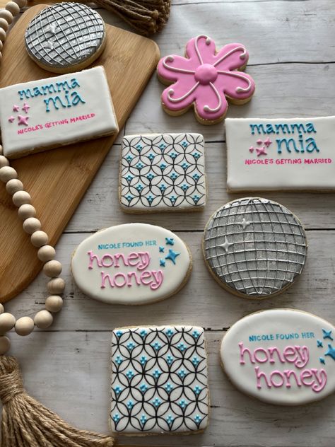 Mamma Mia Cookies Bachelorette, Mama Mia Bachelorette Party Cookies, Dancing Queen Cupcakes, Mama Mia Cookies Decorated, Mamma Mia Party Food Ideas, Mamma Mia Desserts, Mama Mia Cupcakes, Mama Mia Cookies, Mamma Mia Cookies