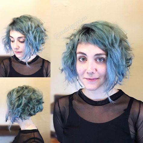 Short Curly Goth Hair, Ramona Flowers Haircut Curly, Short Curly Punk Hair, Punk Bob Haircut, Ramona Flowers Haircut, Short Punk Hair Women Curly, Alternative Bob Haircut Bangs, Goth Bob With Bangs, Baby Bangs Long Hair