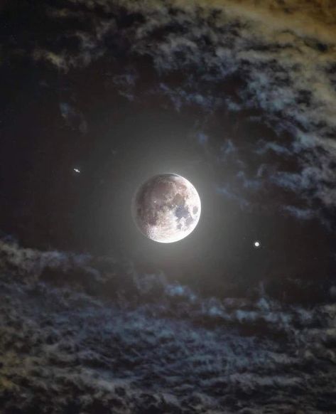 (25) Amazing Astronomy on Twitter: "Saturn & Jupiter captured alongside the Moon photographed by Rami Ammoun https://t.co/JjkEj7mdYX" / Twitter Waxing Gibbous Moon, Jupiter And Saturn, Gibbous Moon, Nasa Moon, Hubble Telescope, Moon Dance, Multiple Exposure, Moon Photography, Handmade Dolls