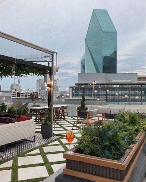 Downtown Dallas Aesthetic, Aesthetic City View, Dallas Aesthetic, Aesthetic Rooftop, Dallas Downtown, Dallas Things To Do, Downtown Vibes, Dallas Bars, Sunset Drinks