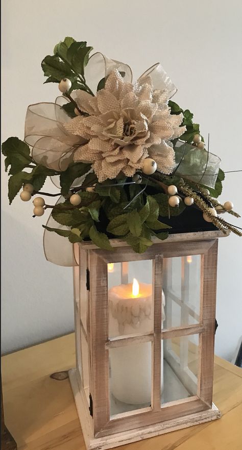 Decorated Lanterns, Lanterns With Flowers, Lantern Swags, Quinceanera Centerpieces, Church Christmas Decorations, Lantern Centerpiece, Wooden Lantern, Old Lanterns, Lantern Decor