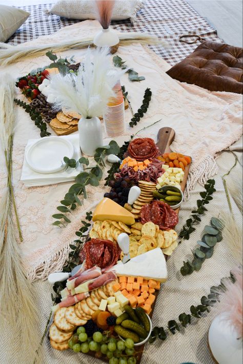 Boho Charcuterie Board, Picnic Style Party, Grass Picnic, Diy Charcuterie Board, 1st Birthday Foods, Gals Night, Brunch Charcuterie, Picnic Brunch, Charcuterie Board Diy