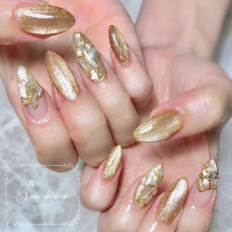 Golden Nail Art, Nail Extensions Acrylic, Hard Gel Nails, Golden Nails, Art Designs Ideas, Gel Nail Art Designs, Minimalist Nail Art, Beauty Nails Design, Glitter Gel Nails