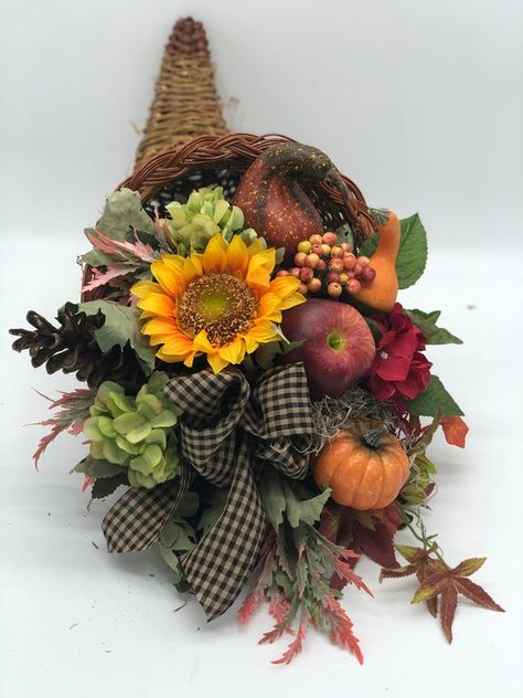 Cornucopia Decor, Cornucopia Centerpiece, Cornucopia Basket, Alter Ideas, Thanksgiving Cornucopia, Centerpiece Diy, Fall Centerpieces, Table Centerpiece Decorations, Fall Designs