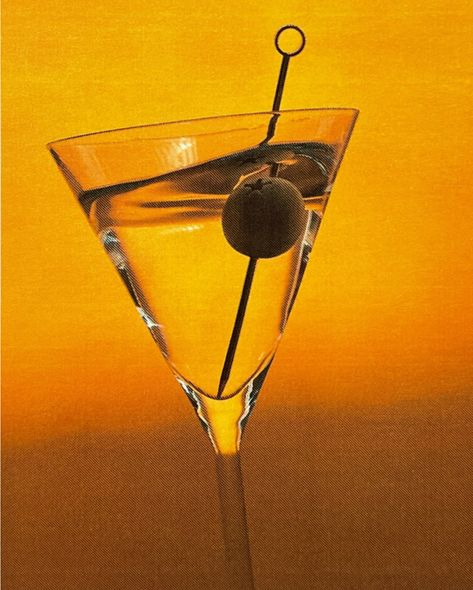 Olive Martini, Martini Ingredients, Glass Garnish, Details Aesthetic, Martini Shaker, Olive Juice, Strawberry Milkshake, Dry Gin, Vermouth