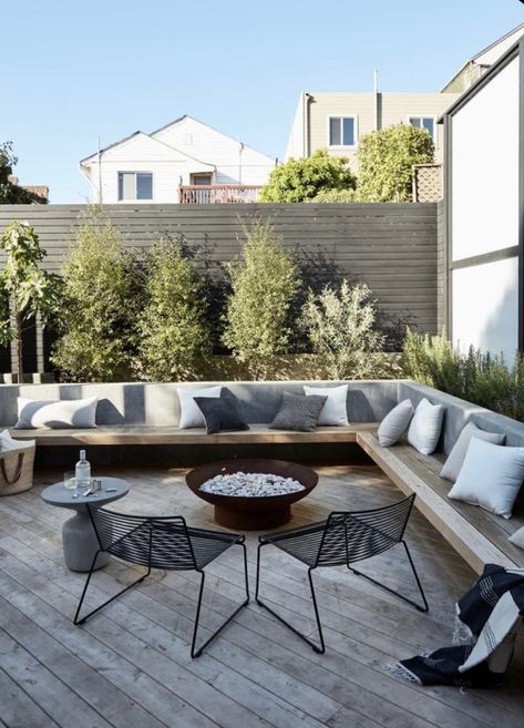 Rooftop Terrace Design, Wooden Deck, Outdoor Seating Area, Backyard Seating, Desain Lanskap, Dream Yard, Outdoor Gardens Design, Terrace Design, Backyard Living