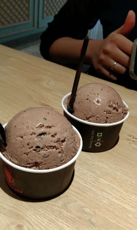 Fake Ice Cream Snaps Night, Chocolate Ice Cream Snap, Night Ice Cream Snap, Ice Cream Snap, Whatsapp Dpz, Craving Coffee, Story Food, Midnight Cravings, Magnum Ice Cream