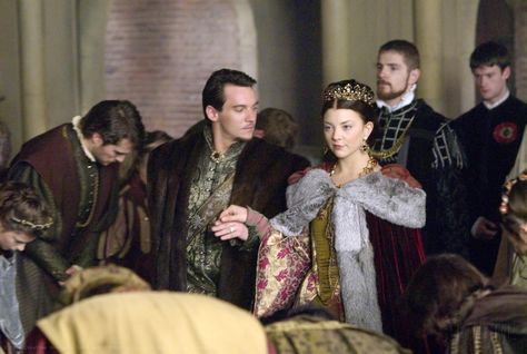 Natalie Dormer as Anne Boleyn in "The Tudors", Showtime, 2007-2008. Natalie Dormer Anne Boleyn, Anna Boleyn, The Tudors Tv Show, Tudor Series, Charles Brandon, Sarah Bolger, Fur Costume, Spanish Princess, Tudor Dynasty