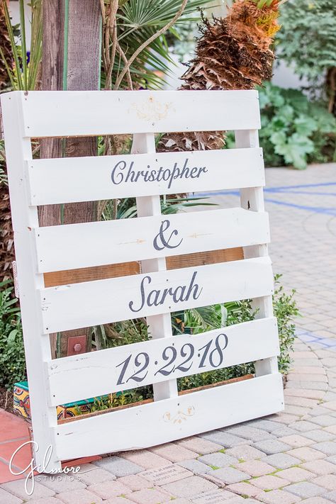 Wedding Pallets Ideas, Pallet Projects For Wedding, Pallet Ideas For Wedding, Pallet Decoration Ideas Party, Pallet Decor Wedding, Pallets For Wedding Decor, Wedding Pallet Signs, Wood Pallet Wedding Ideas, Wedding Pallet Ideas