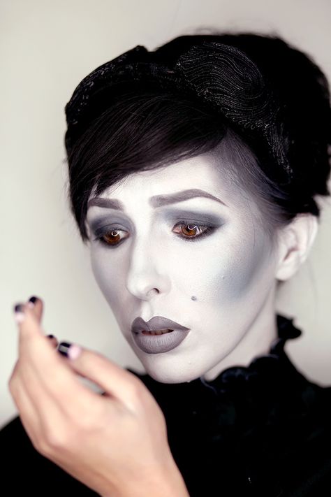 Black and white / Grayscale Makeup Tutorial for Halloween - Keiko Lynn Black And White Halloween Makeup, White Halloween Makeup, White Foundation Makeup, Halloween Makeup Black, Pop Art Makeup Tutorial, Makeup Ideas Black, Black Halloween Makeup, Scale Makeup, Makeup Tutorial Black