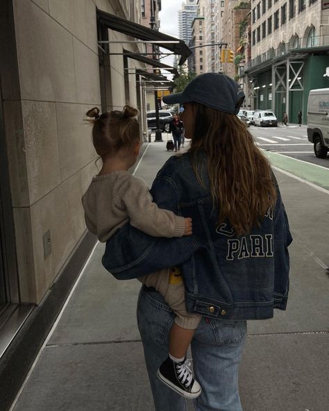 Young Aunt Aesthetic, The Cool Aunt Aesthetic, Auntie Life Aesthetic, Nyc Family Aesthetic, Aunt Life Aesthetic, Auntie Photos, Niece And Aunt Aesthetic, Mom With Kids Aesthetic, Young Mother Aesthetic