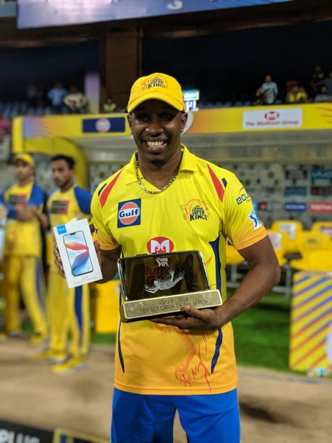 Dwayne Bravo won the Perfect Catch of the Match award in IPL 2018 Dj Bravo Csk, Dj Bravo, Dwayne Bravo, Dhoni Photos, India Cricket Team, India Cricket, Ms Dhoni Photos, Cricket Wallpapers, Ms Dhoni