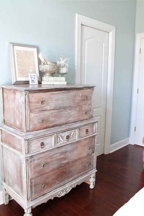 easy and clever. i might be able to do it. i said might. Camera Shabby Chic, Shabby Chic Furniture Painting, Muebles Shabby Chic, White Washed Furniture, Shabby Chic Dresser, Shabby Chic Bathroom, Eclectic Bedroom, Coastal Life, Furniture Refinishing