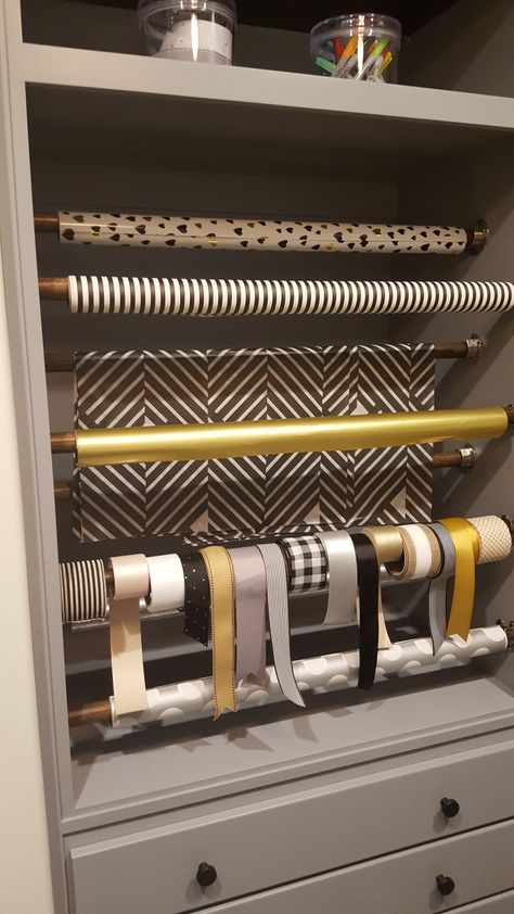 Wrapping Station Retail, Wrapping Paper Cabinet, Wrapping Room Ideas, Wrapping Paper Room, Wrapping Station Ideas, Gift Wrapping Room, Wrapping Paper Station, Wrapping Room, Gift Wrap Organization