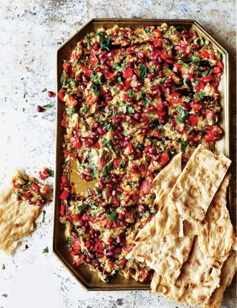 Most Middle Eastern nations seem to have a version of smoked aubergine. From meat to every kind of vegetable and even some fruits. Try out this simple yet flavoursome salad recipe with crunchy pomegranates served with flatbreads Aubergine Salad, Vegan Dinner Party, Salad With Pomegranate, Aubergine Recipe, Vegetarian Salad Recipes, Vegetarian Salads, Vegan Curry, Walnut Salad, Yotam Ottolenghi